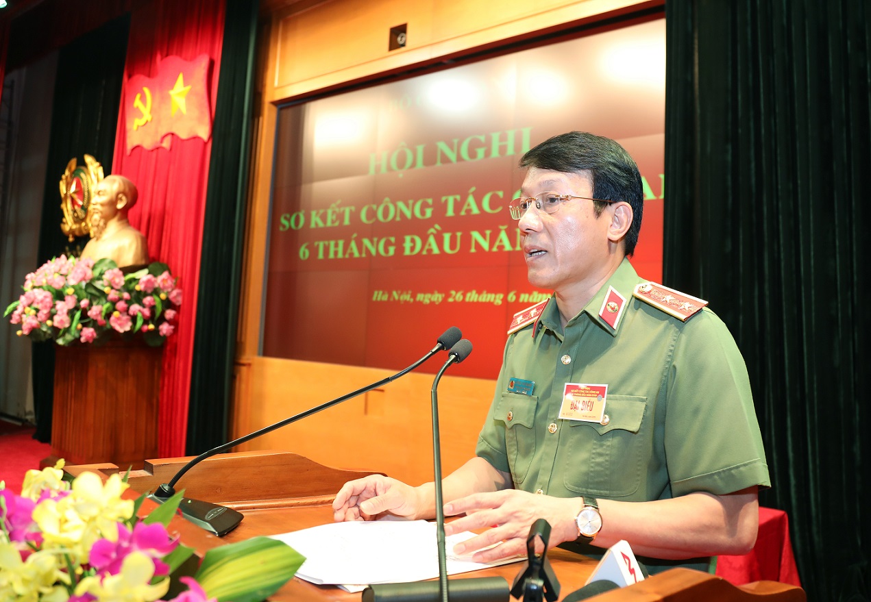 Lieutenant General Luong Tam Quang, Chief of the MPS Office, speaks at the event.