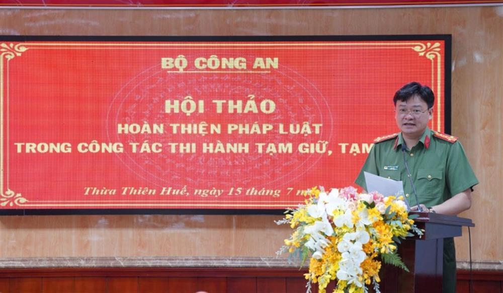 Director of the Thua Thien Hue Provincial Police Department speaks at the meeting.