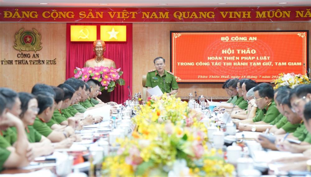 Deputy Minister Nguyen Van Long addresses the meeting.