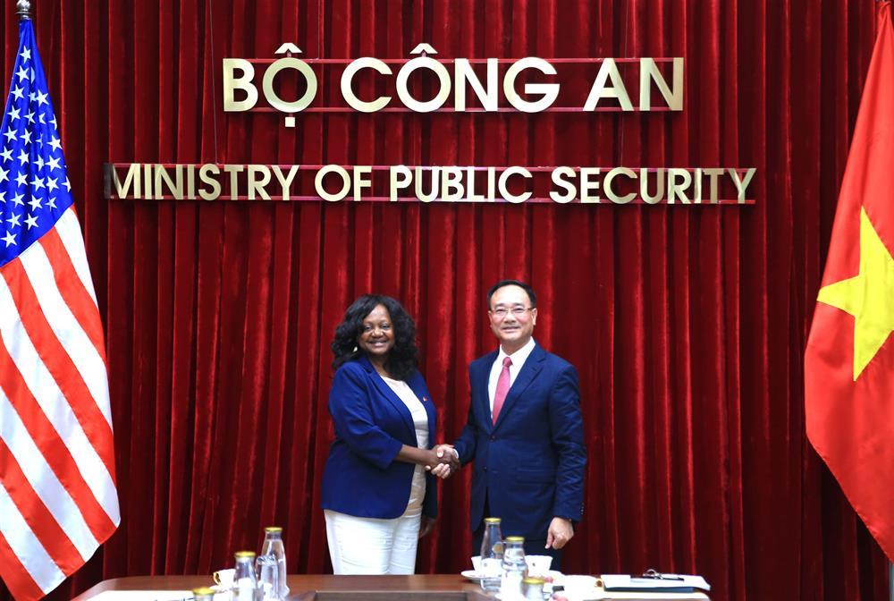 Deputy Minister Pham The Tung meets with Under Secretary Bonnie Jenkins.