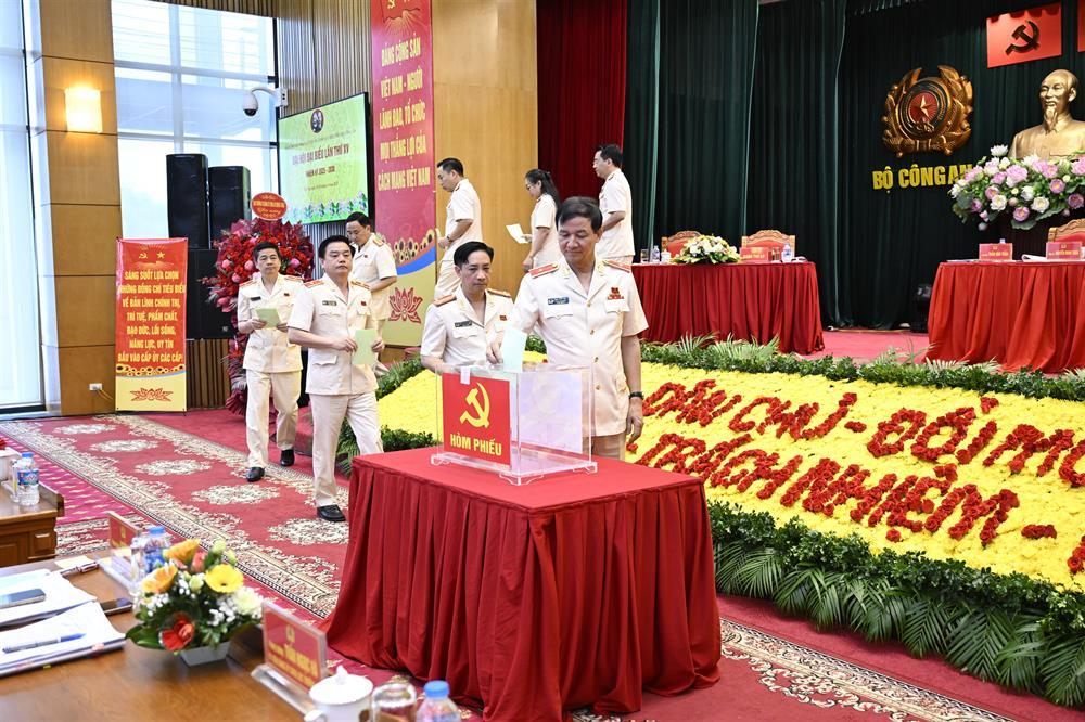 Delegates elect Executive Committee of Office of the MPS Criminal Investigation Authority’s Party Committee for 2025–2030 term.