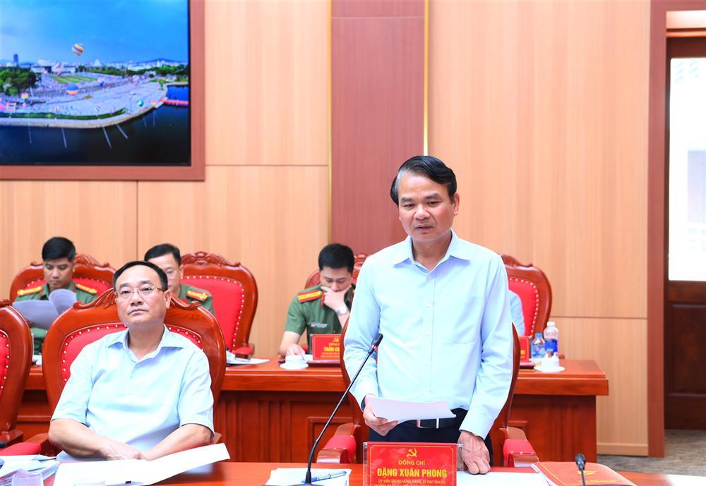 Secretary of Vinh Phuc Provincial Party Committee Dang Xuan Phong delivers report at the working session.