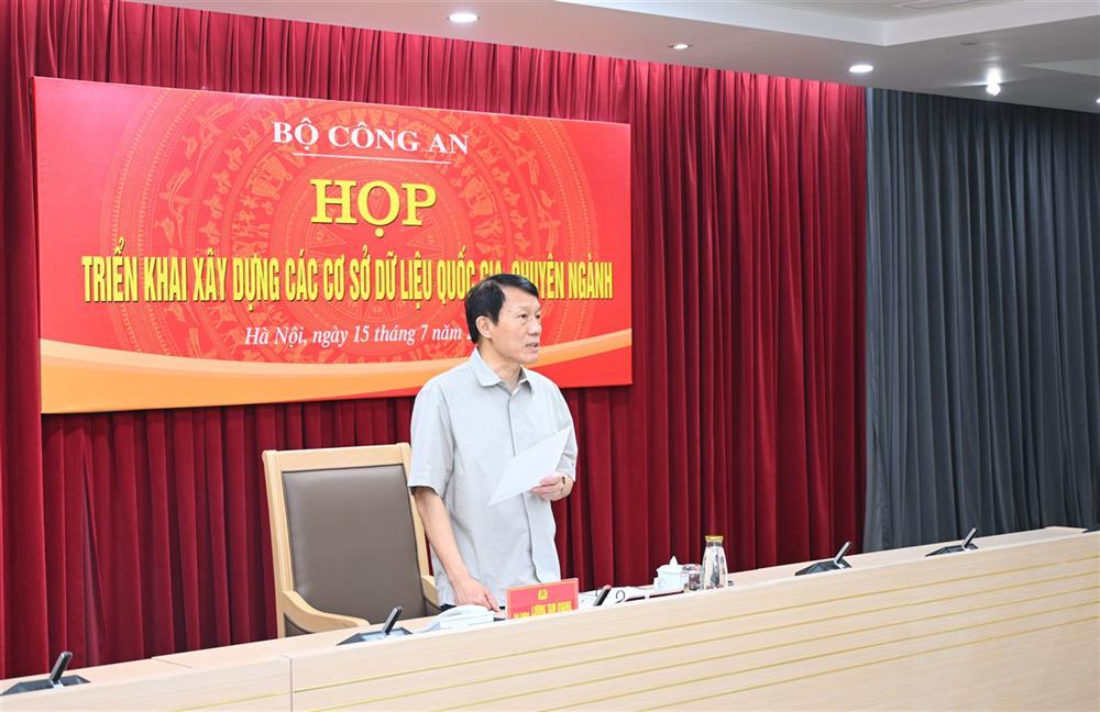 Minister Luong Tam Quang concludes the meeting.