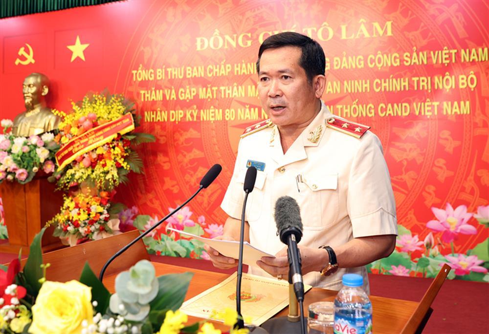 Lieutenant General Dinh Van Noi delivers report at the meeting.