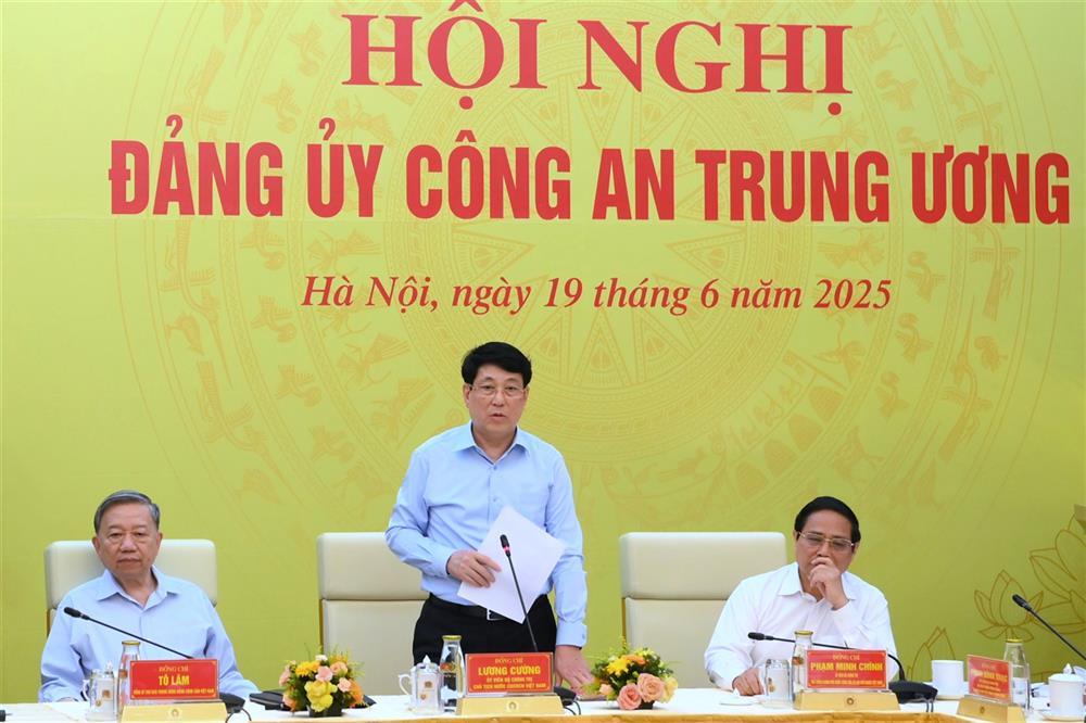 President Luong Cuong addresses the meeting.