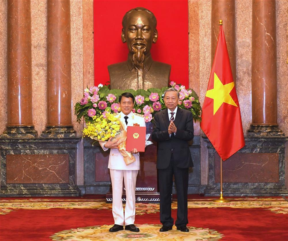 President To Lam hands over appointment decision to Minister Luong Tam Quang.