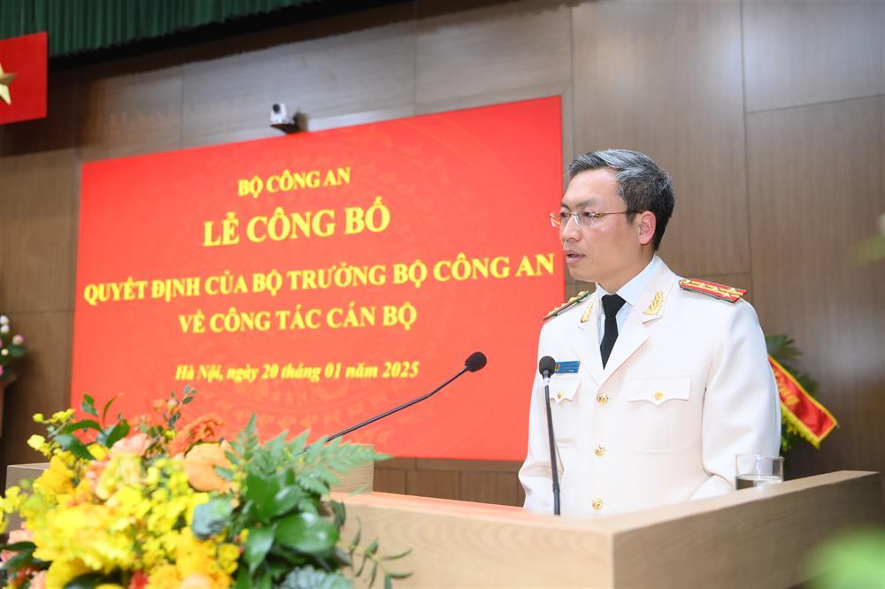 Senior Colonel Nguyen Quoc Toan speaks at the meeting.