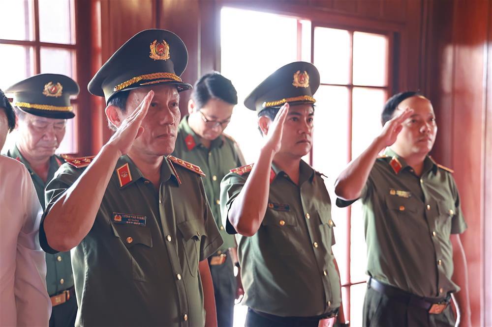 Minister Luong Tam Quang offers incense at President Ho Chi Minh’s Memorial House.