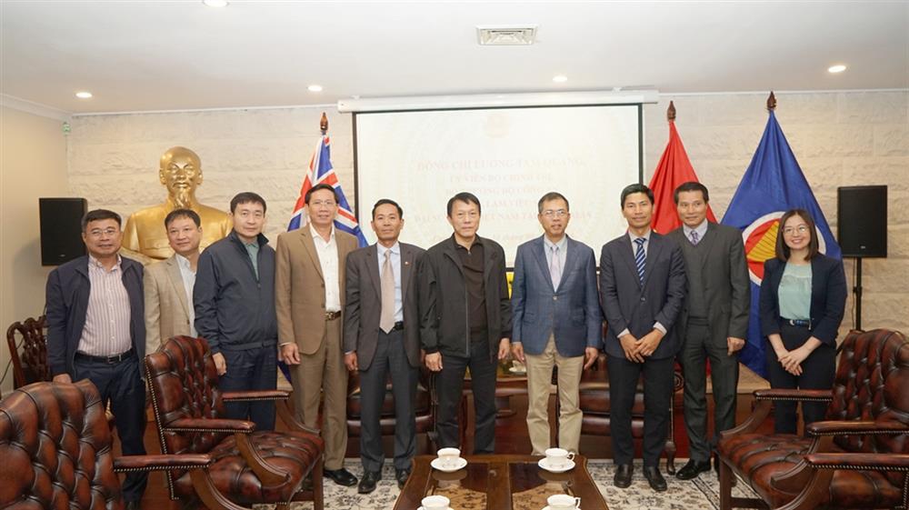 Minister Luong Tam Quang visits Embassy of Vietnam in Australia.