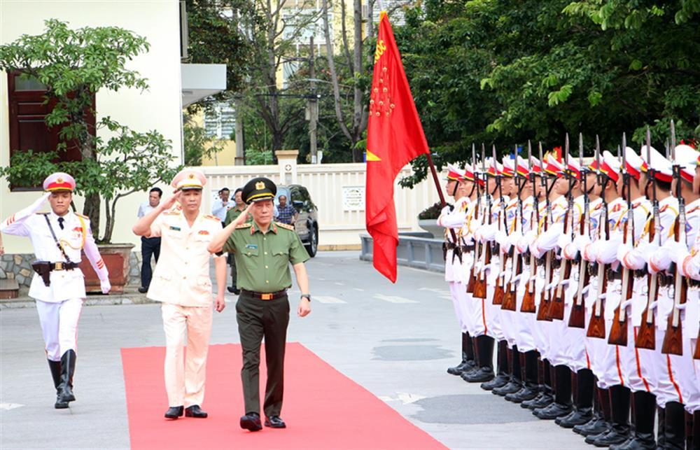 Minister Luong Tam Quang reviews Guard of Honor.