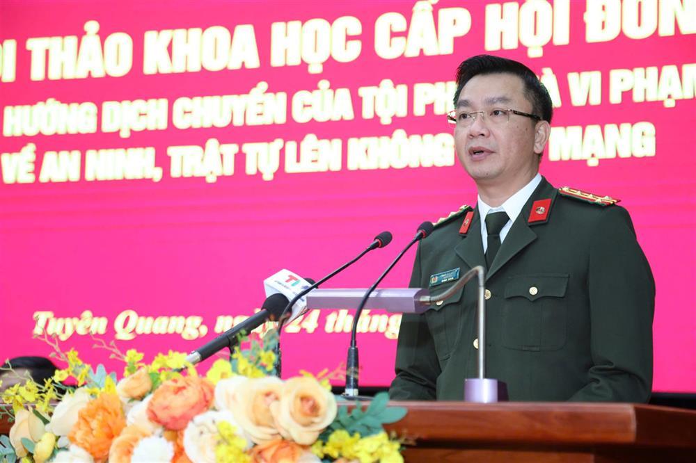 Director of Tuyen Quang Provincial Police Department Senior Colonel Phan Kim Dinh speaks at the conference.