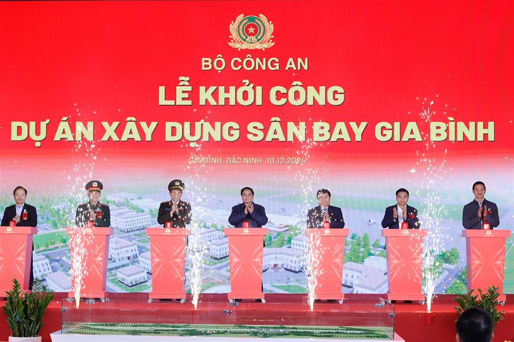 Delegates attend groundbreaking ceremony.