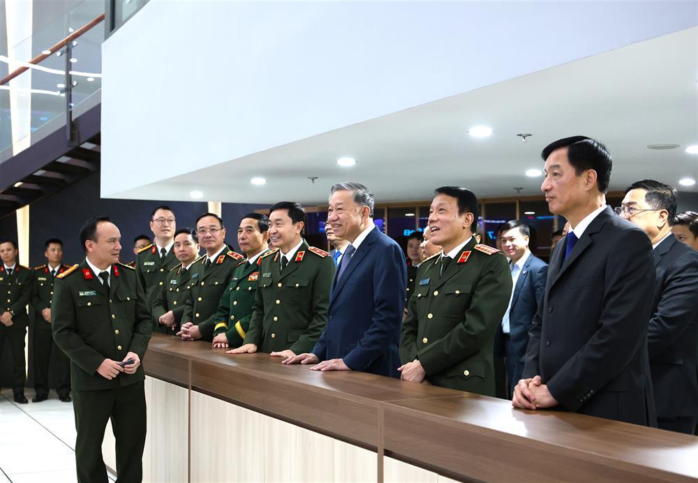 General Secretary To Lam inspects combat readiness at Department of Cybersecurity and Hi-tech Crimes.