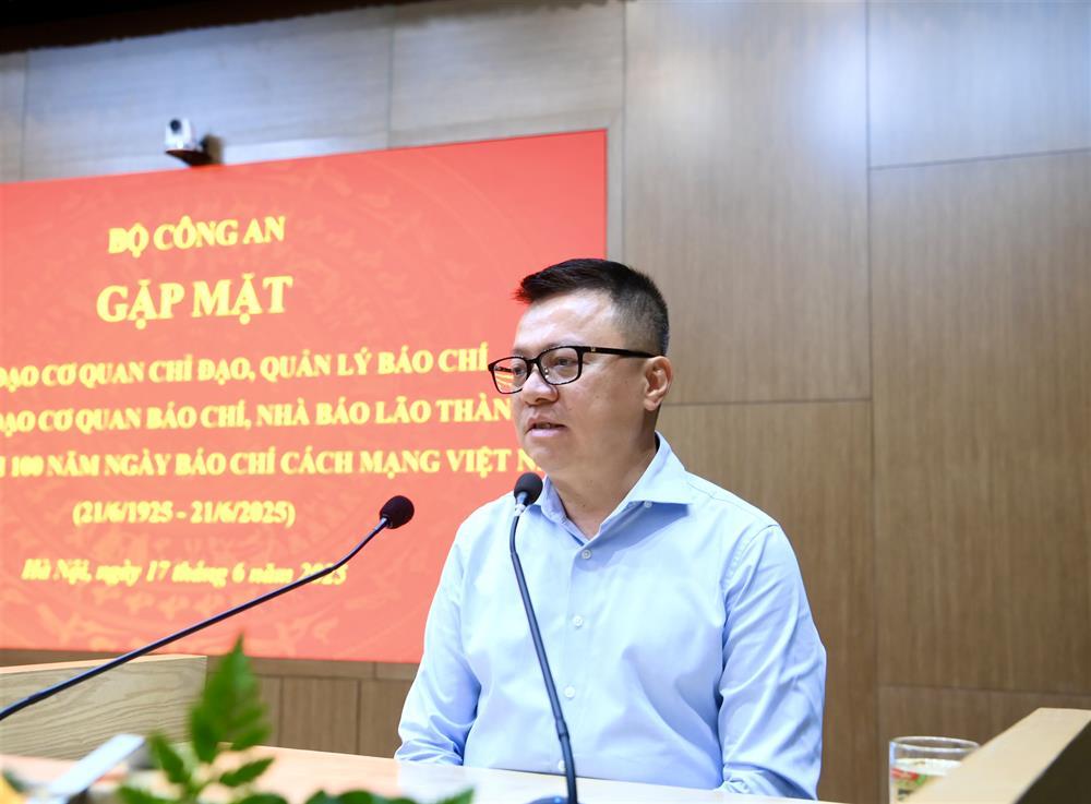Editor-in-Chief of Nhan Dan Newspaper and Chairman of the Vietnam Journalists Association Le Quoc Minh speaks at the meeting.