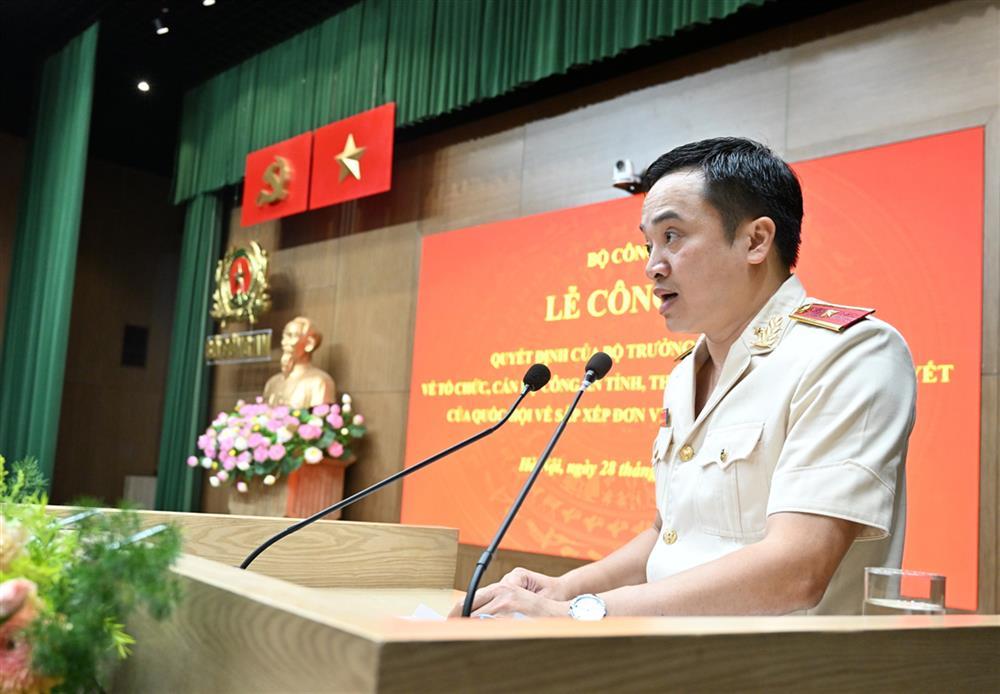 Major General Mai Hoang speaks at the ceremony.