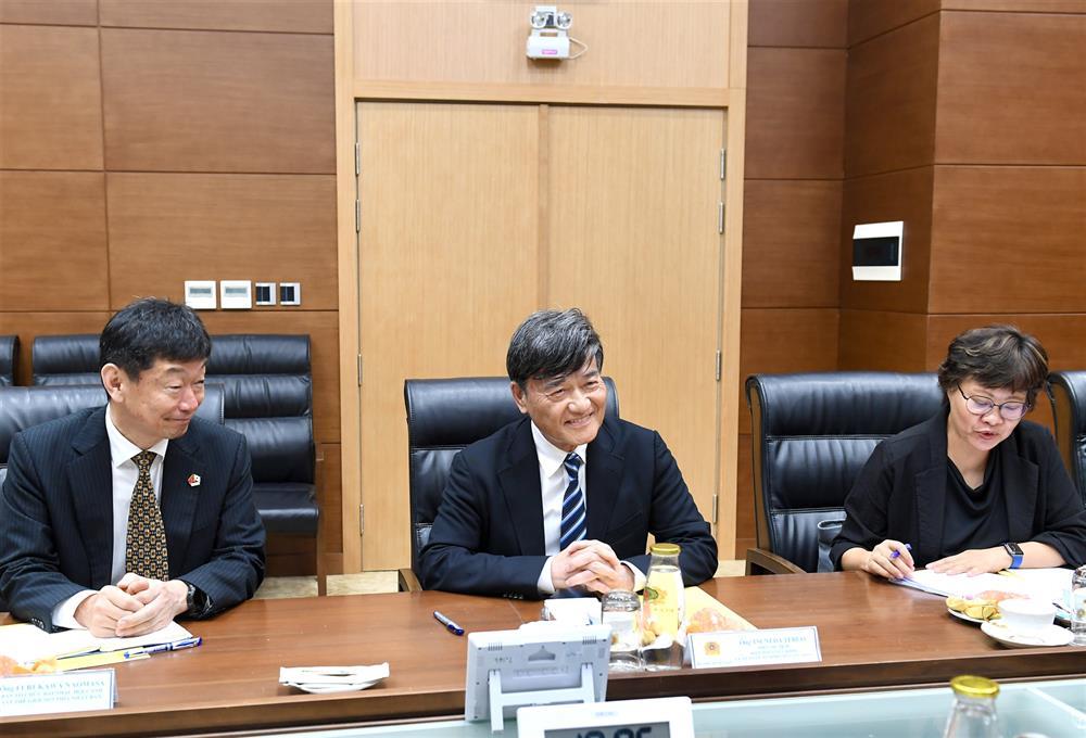 Mr. Tsuneda Teruo speaks at the meeting.