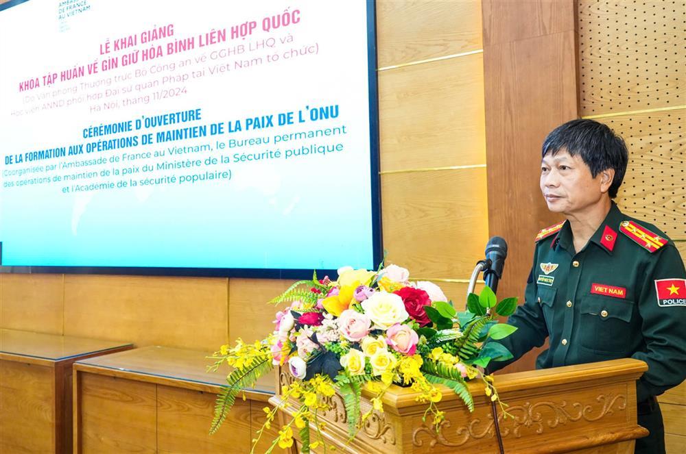 Deputy Chief of MPS Standing Office for UN Peacekeeping Operations Senior Colonel Nguyen Ngoc Tho speaks at the ceremony.