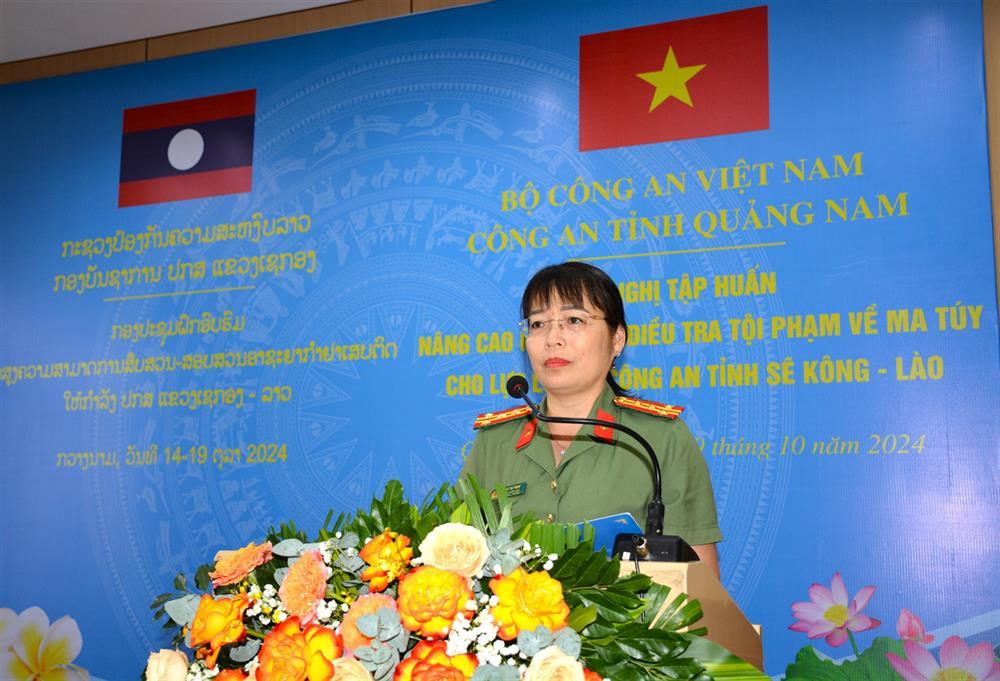 Deputy Director of Quang Nam Provincial Police Department Senior Colonel Vo Thi Trinh speaks at the ceremony.