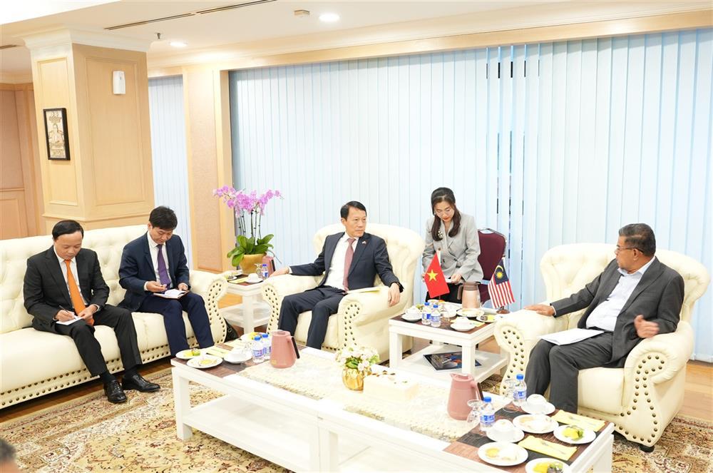 Minister Luong Tam Quang has talks with Malaysian Minister of Home Affairs Saifuddin Nasution Ismail.