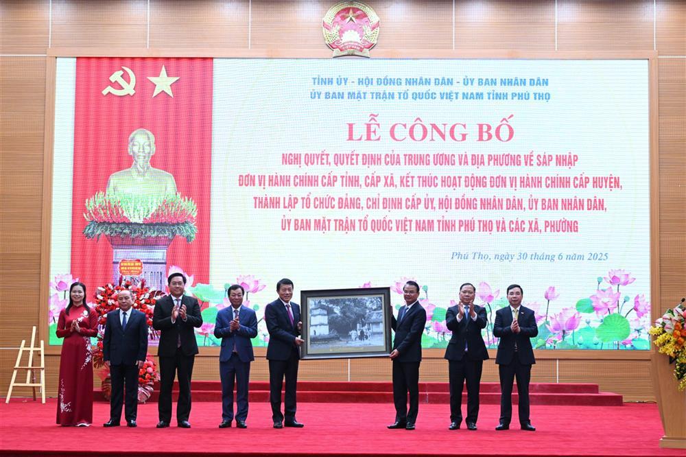 Minister Luong Tam Quang presents Uncle Ho’s picture to Phu Tho province.