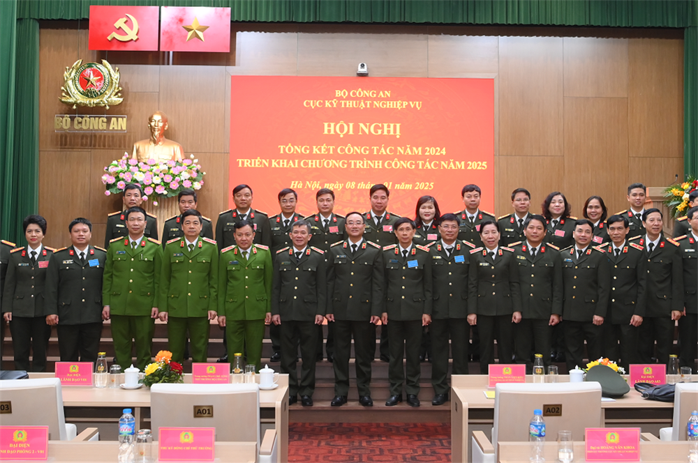 Delegates join group photo.