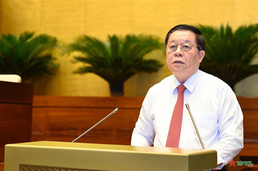 Head of the Central Commission for Information and Education Nguyen Trong Nghia briefs on Regulation No. 144-QD/TW.