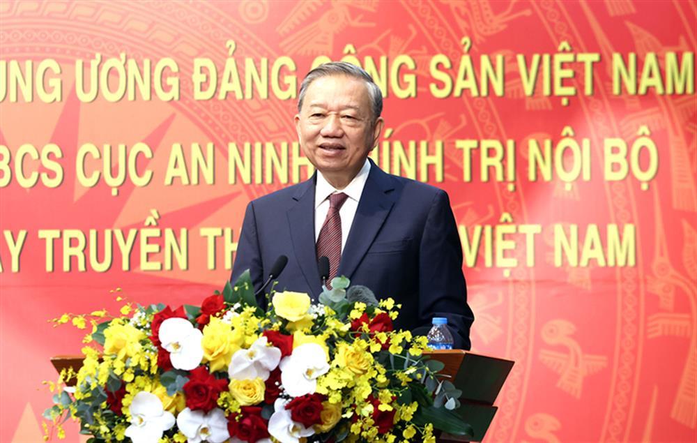 General Secretary To Lam addresses the meeting.