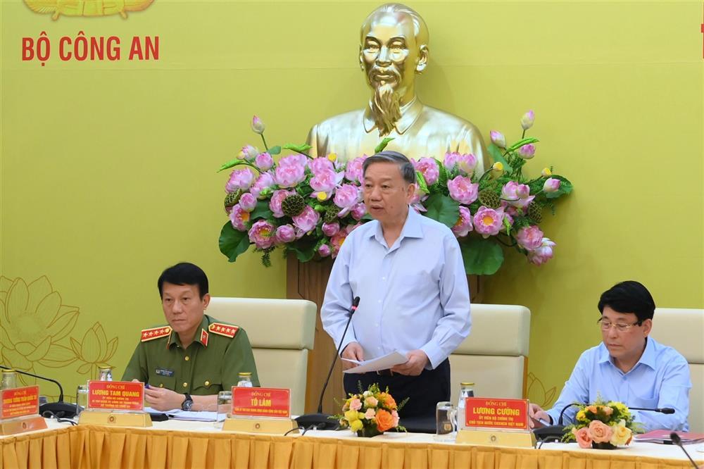 General Secretary To Lam concludes the meeting.