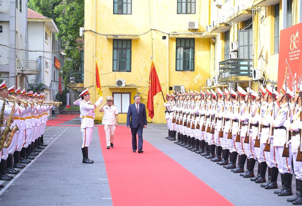 General Secretary To Lam reviews Guard of Honor.