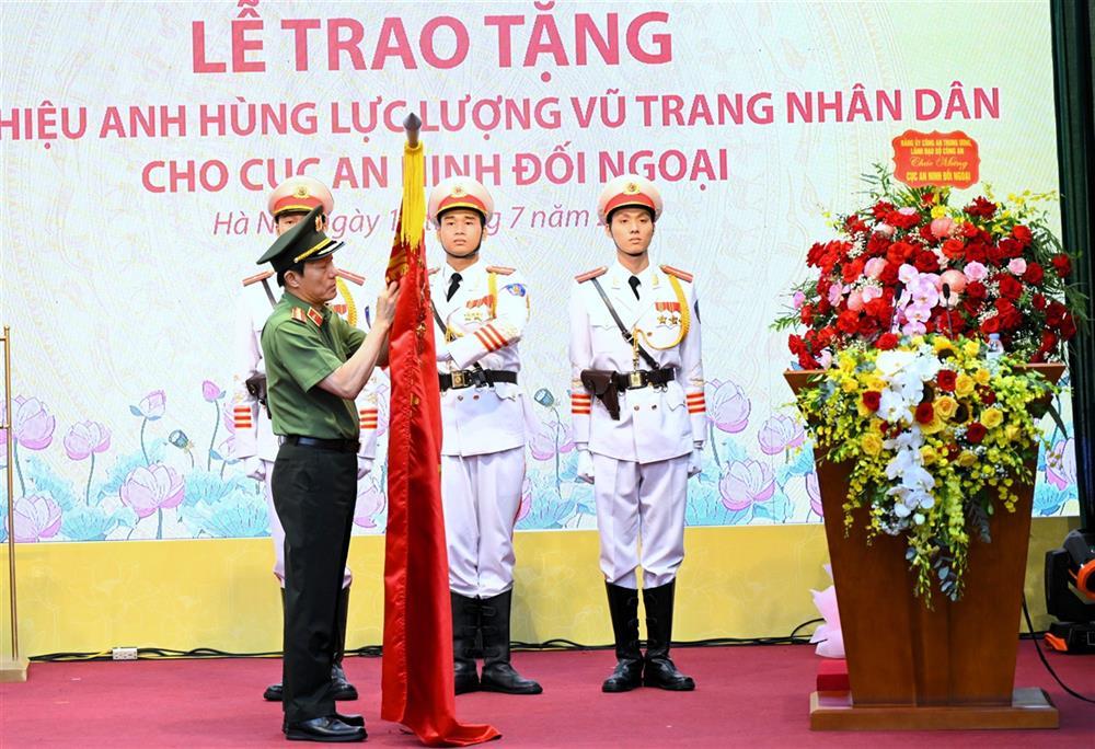 Minister Luong Tam Quang attaches “Hero of the People’s Armed Forces” title to Department’s traditional flag.
