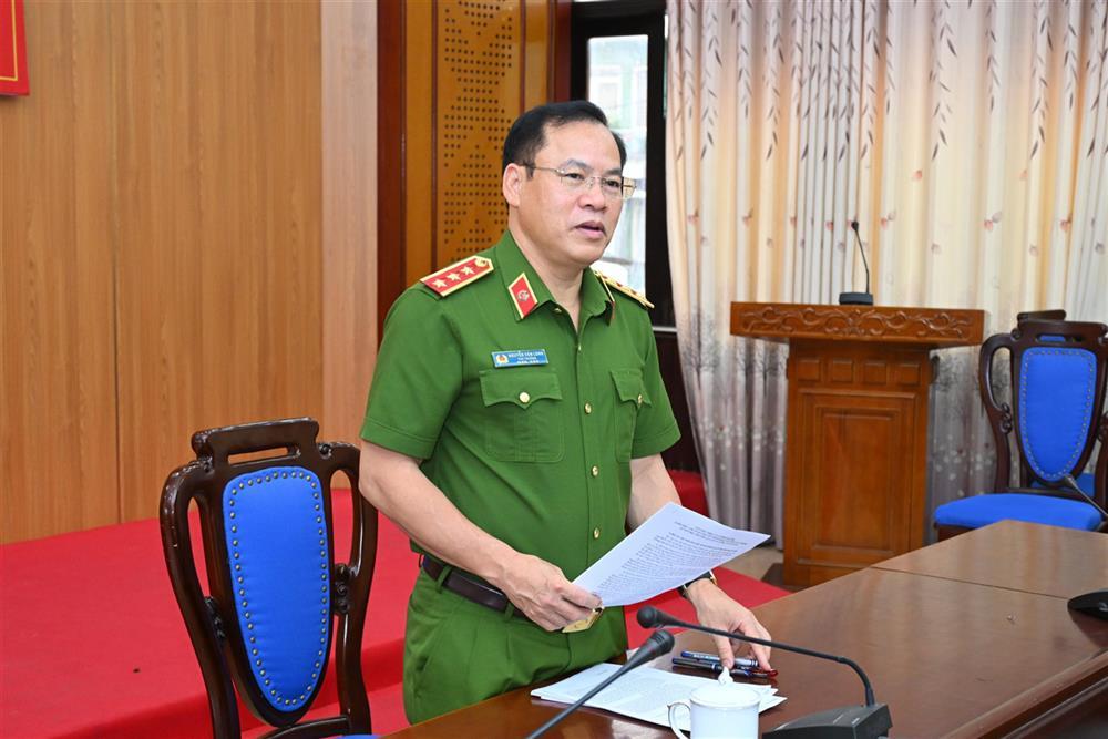 Deputy Minister Nguyen Van Long speaks at a working session.