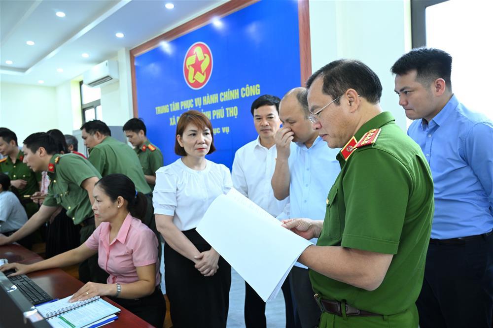 Deputy Minister Nguyen Van Long inspects Public Administrative Service Centers in Quang Oai and Dao Xa communes.