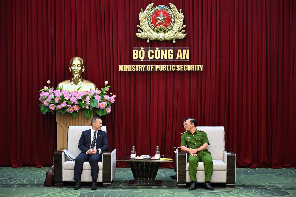 Deputy Minister Nguyen Van Long and Commissioner Chou Yat-ming discuss bilateral cooperation.