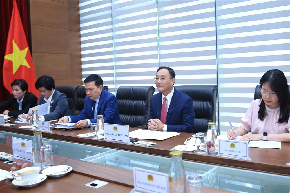 Deputy Minister Pham The Tung speaks at the meeting.