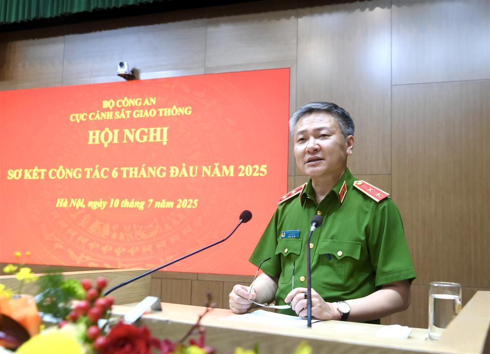 Deputy Minister Nguyen Ngoc Lam addresses the meeting.