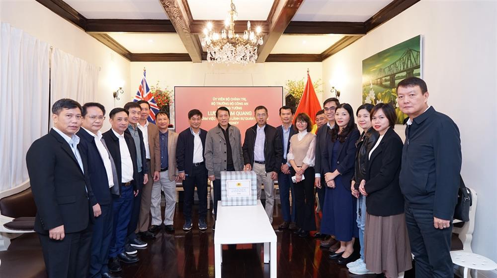 Minister Luong Tam Quang visits Consulate General of Vietnam in Sydney.