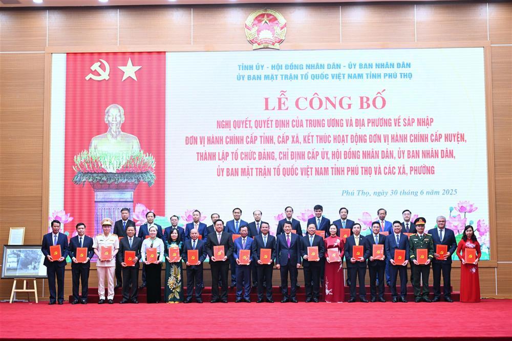 Minister Luong Tam Quang presents appointment decisions to members of Phu Tho Provincial Party Committee’s Executive Committee.