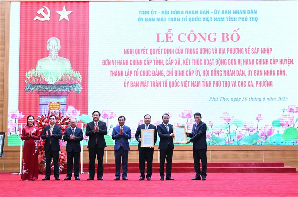 Minister Luong Tam Quang hands over resolutions and decisions to Standing Board of the Phu Tho Provincial Party Committee.