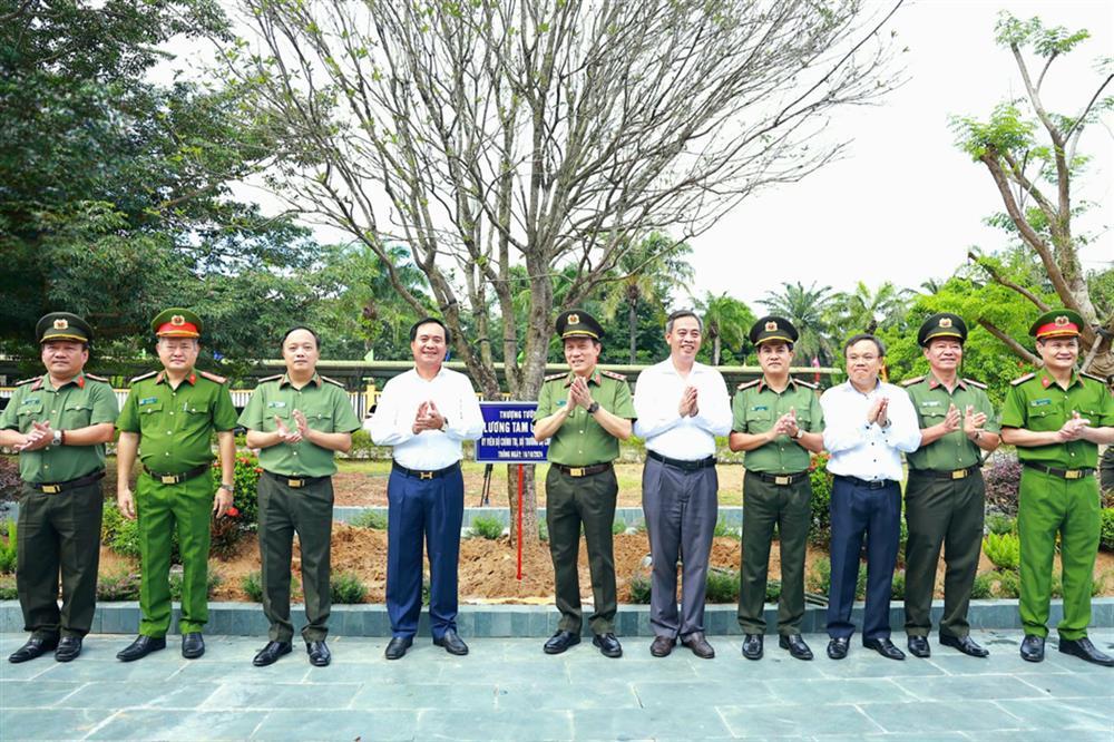 Minister Luong Tam Quang plants memorial tree at Quang Nam Provincial Police Department’s headquarters.