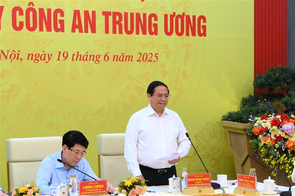PM Pham Minh Chinh speaks at the meeting.