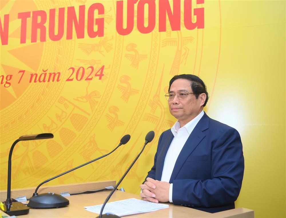 Prime Minister Pham Minh Chinh addresses the meeting.