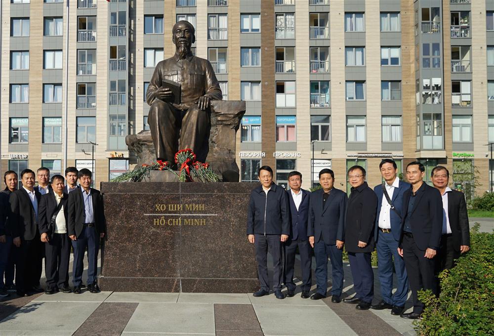 Minister Luong Tam Quang and delegates lay flowers at President Ho Chi Minh’s Monument.