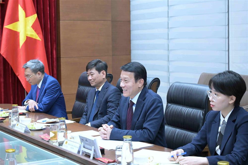 Minister Luong Tam Quang speaks at the meeting.