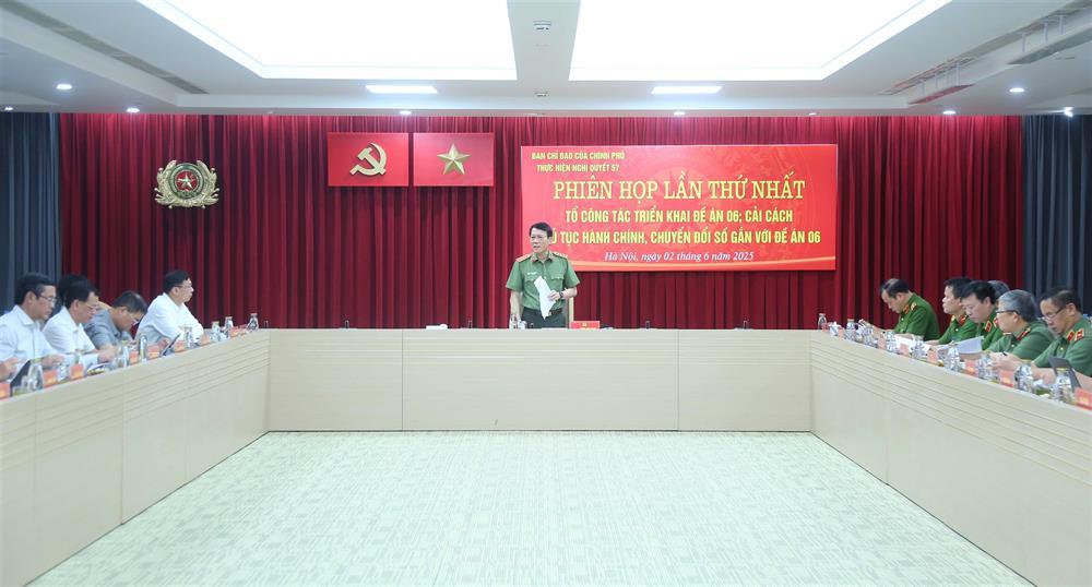 Minister Luong Tam Quang chairs the meeting.