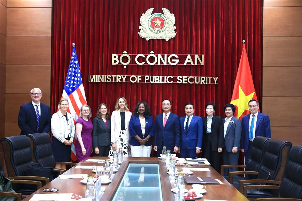 Delegates join group photo.