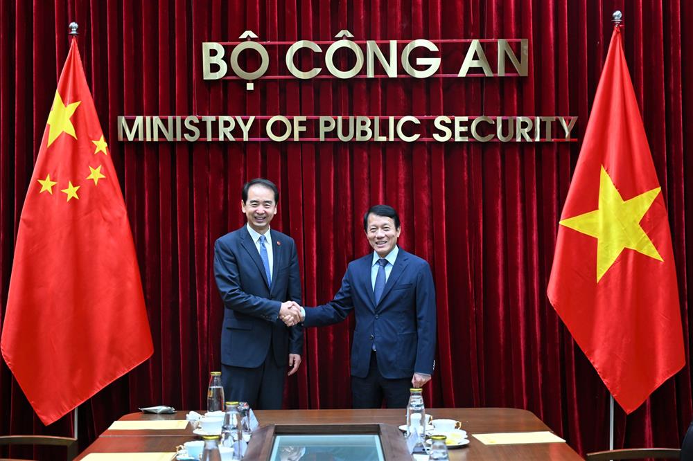 Minister Luong Tam Quang meets with Chinese Ambassador He Wei.
