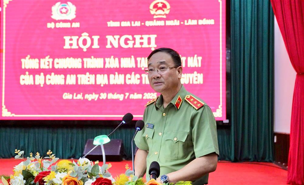 Deputy Minister Pham The Tung addresses the meeting.