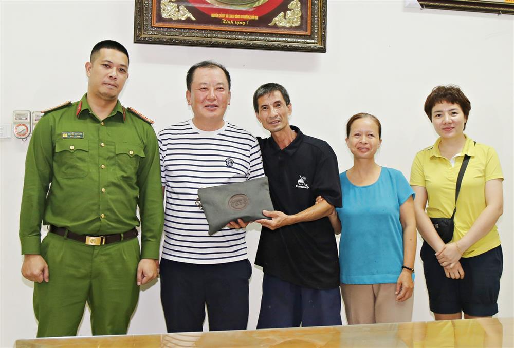 Mr. Kweon O Bong receives his belongings.