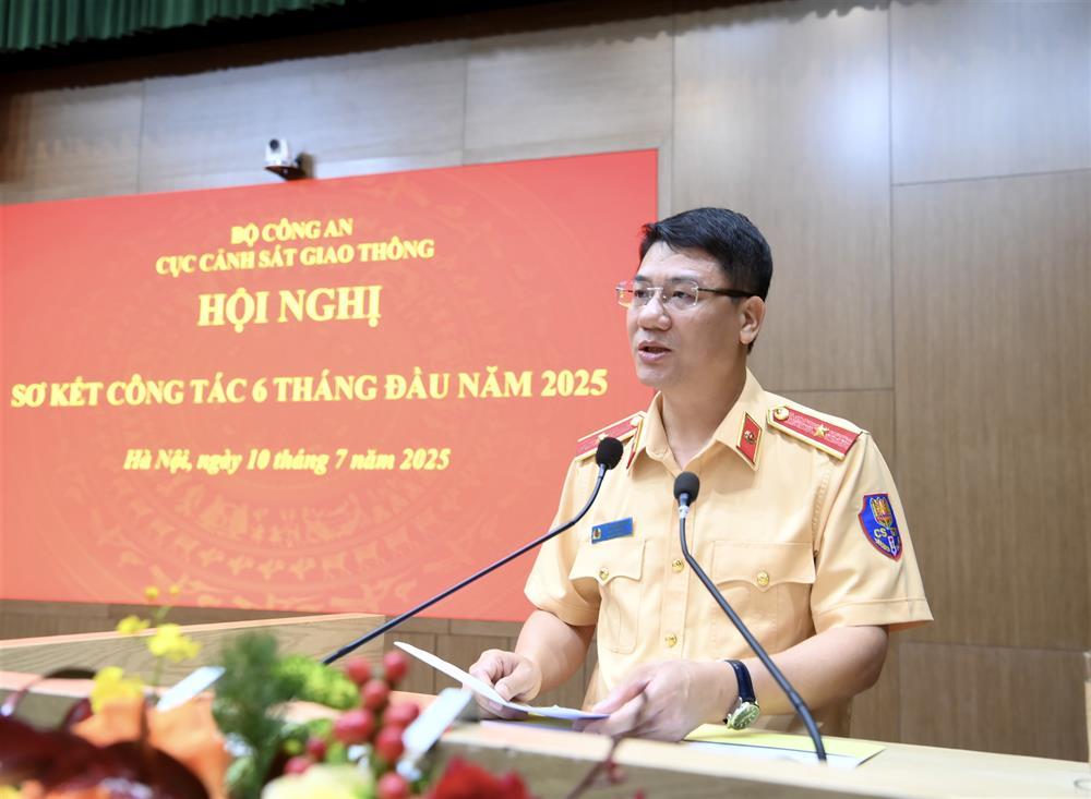 Major General Do Thanh Binh speaks at the meeting.