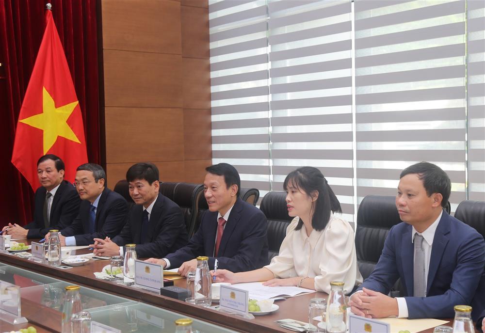 Minister Luong Tam Quang speaks at the talks.